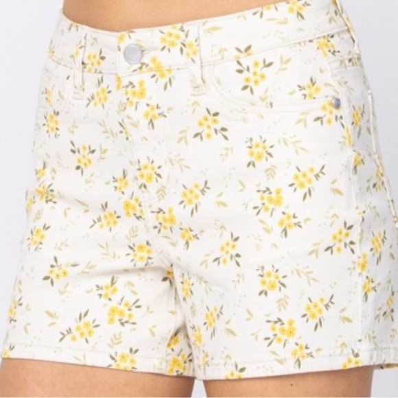 Judy Blue Denim Shorts Women’s Large Cream Yellow Floral Mid Rise Boho Stretch - Picture 1 of 8